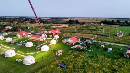 Сферы на берегу озера